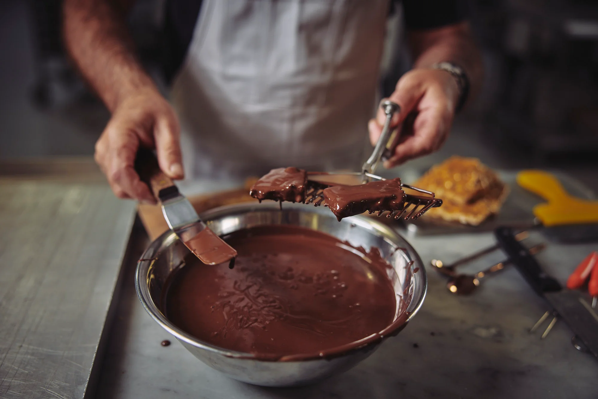 The Artisan Collection | Golden Comb Chocolate Snaps - Image 5